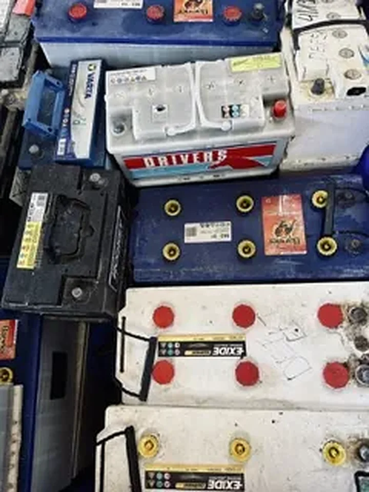 Batterien und Akkumulatoren